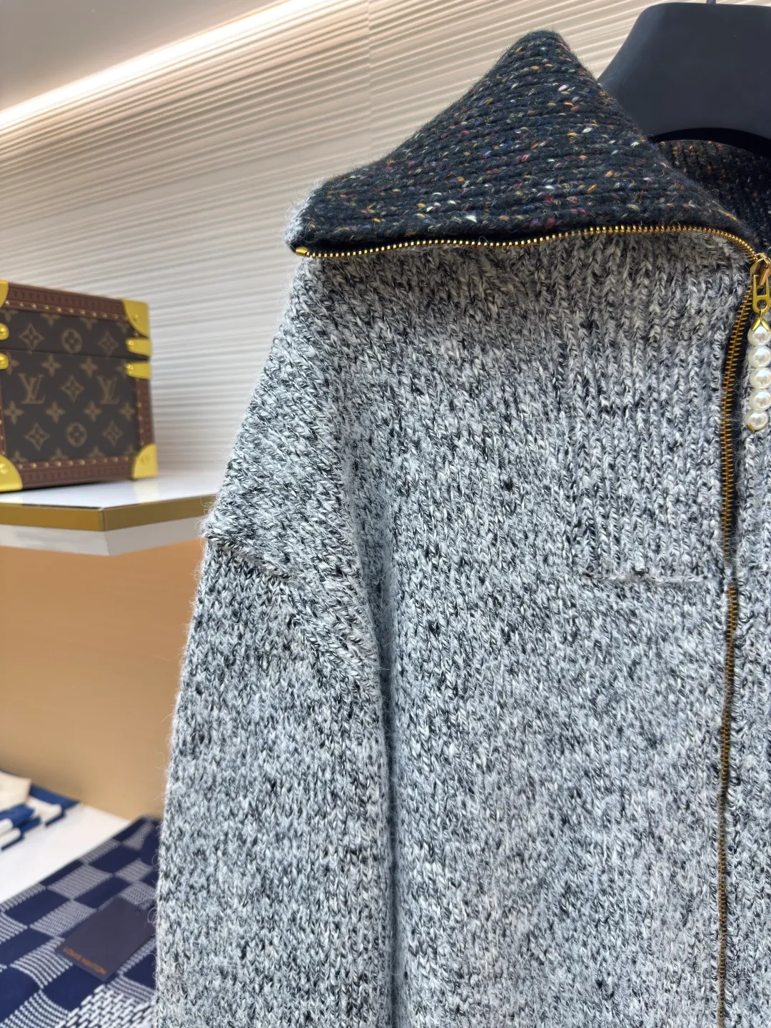 LOUIS VUITTON Nigo Series Zippered Knitted Tunic Jacket ●Authentic product: 229999 purchase and development ●Item number: 1680071-C10 ●Fabric: wool fabric ●Technology: Jacquard production ●Version: fitted version ●Weight: about 1430 grams ●Size: S-M-L-XL ●Description: This tunic jacket focuses on Pharrell Williams and Nigo in 2025 A creative picture drawn together in autumn and winter. A koi carp wearing the LV logo swims on the front, and behind the cherry blossoms and Japanese text marks, Nigo’s cultural origins are revealed. Sophisticated patterns are intarsia and embroidered on a cotton-wool-blend knit that's textured as finely as if it were handmade. Beaded zip pulls add an elegant touch to the comfortable silhouette. The overall wiring is straight and delicate, the fabric is comfortable and soft, and the color is consistent without color difference. It can be matched with the same style to create a fashionable look and control various occasions. Customized accessories, complete with three standards, same style for men and women!
